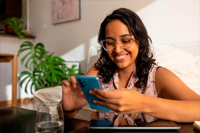 Inquilina utilizando su teléfono móvil